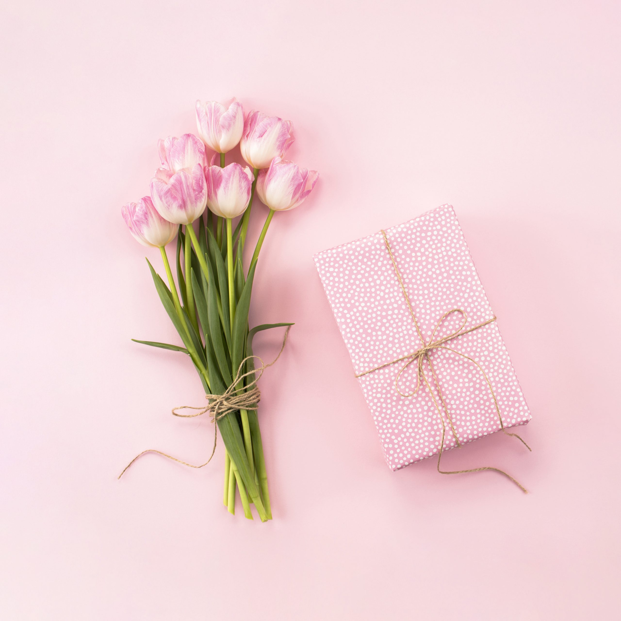 tulips-bouquet-with-gift-box-table